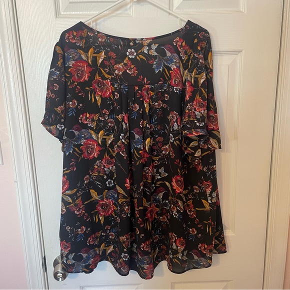Short Sleeve V-Neck Floral Blouse - Picture 6 of 7